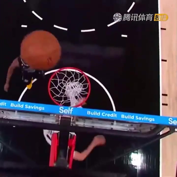 罕見(jiàn)一幕！努爾基奇拋投 球神奇停在籃板上沿 看呆凱爾登?。ㄅ瑺柣婕\）